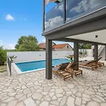 Luxurious In With Sauna Semesterbostad